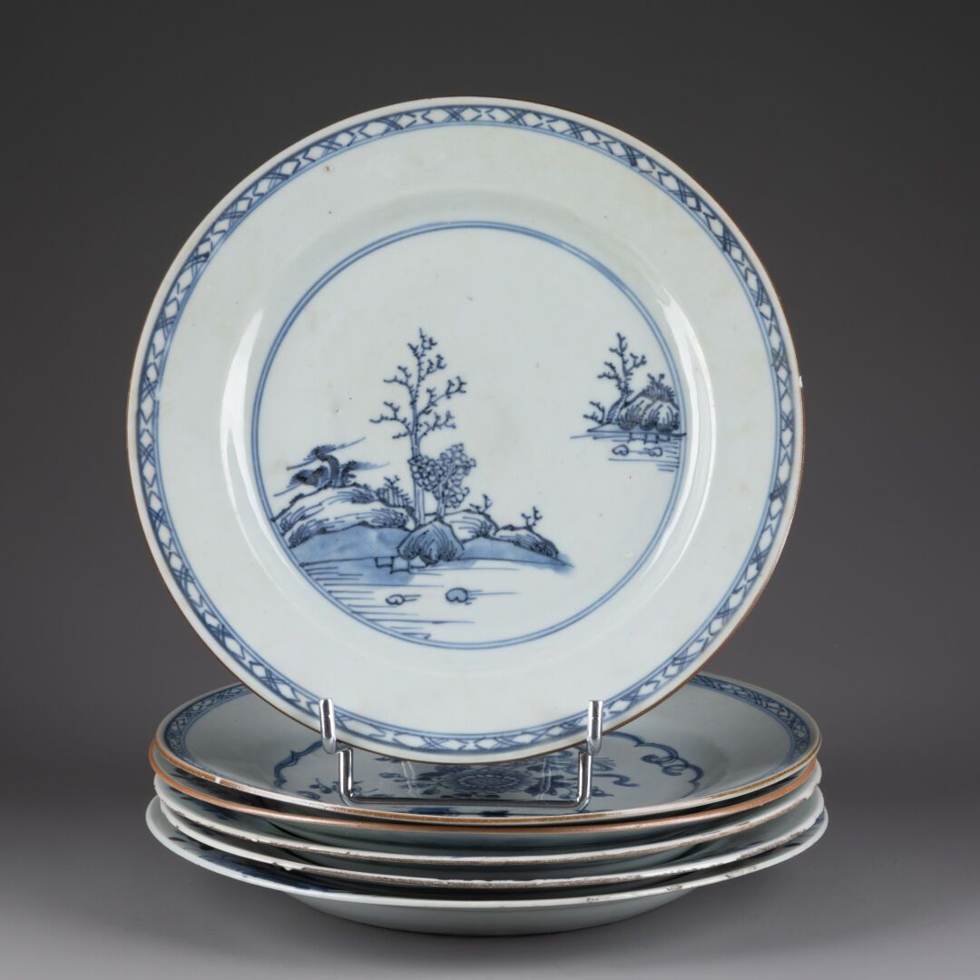 CHINE - XVIIIe siècle 一套六个空心盘，装饰有植物景观 
瓷器和蓝色釉下彩 
D. 约23.5厘米 
珐琅质碎裂，碎片，其中一个有小碎片