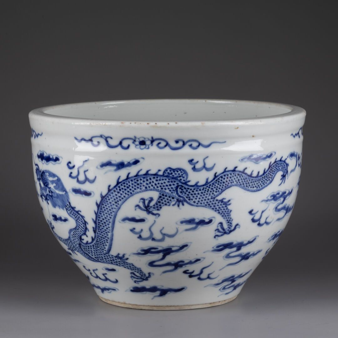 CHINE - XIXe siècle 饰有两条龙追寻云中圣珠的小茶壶 
瓷器和蓝色釉下彩 
H.15 cm - D. 21,5 cm
