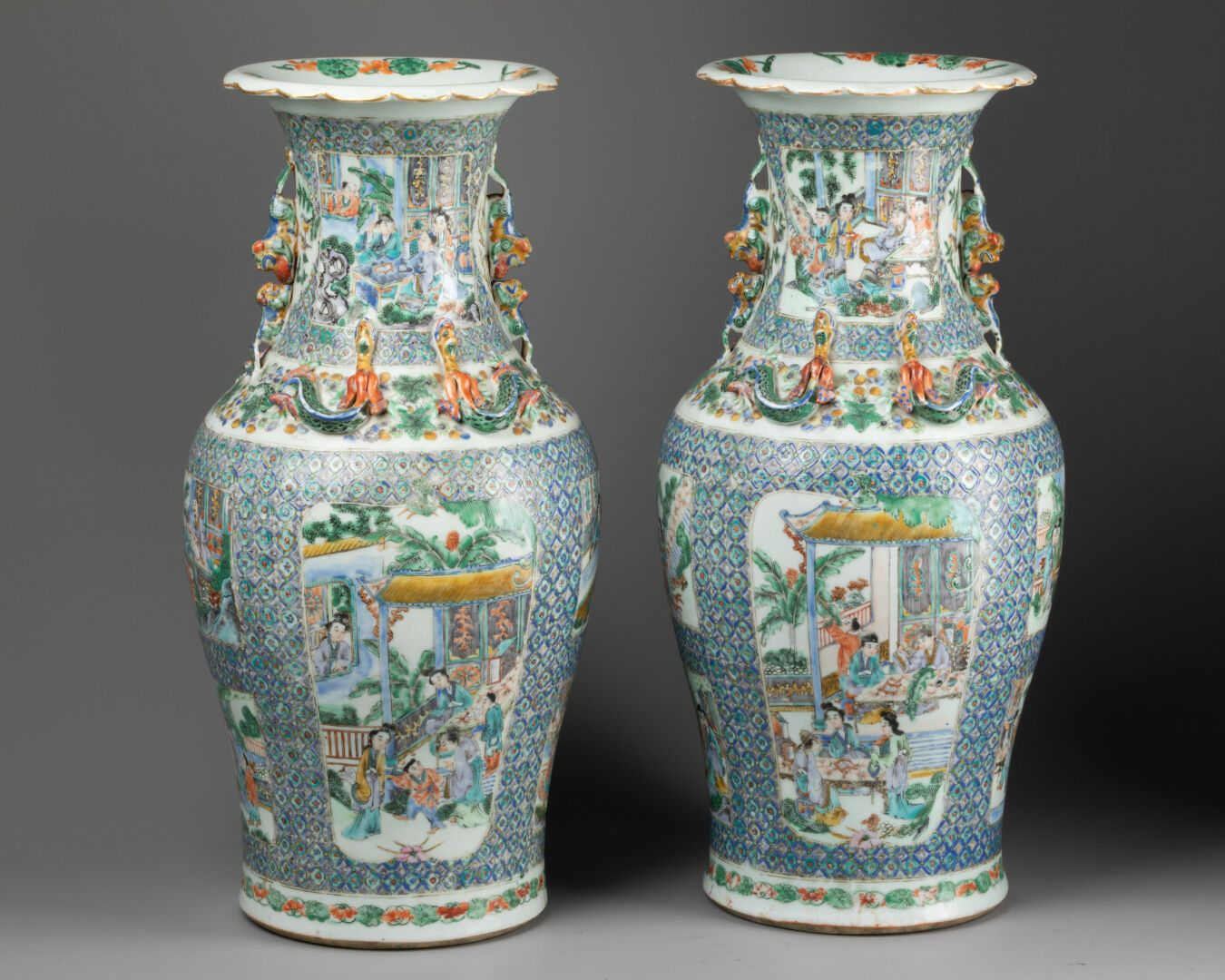 CHINE - Fine du XIXème siècle Pair of VASES with cartouche decoration of palace &hellip;