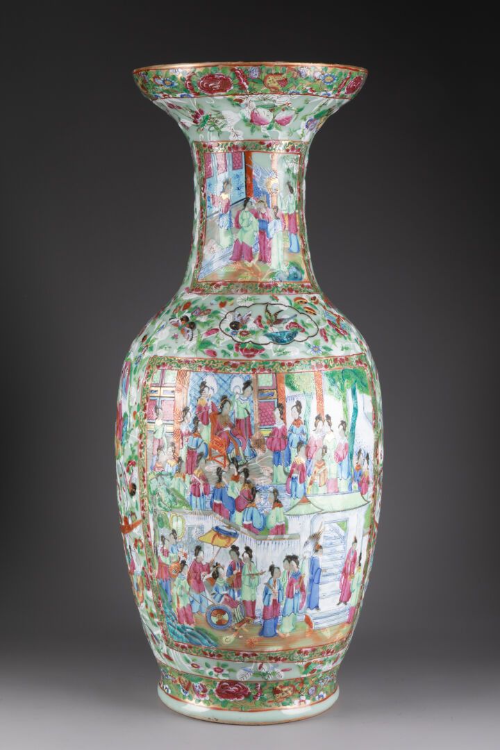 CHINE - Fin XIXe siècle 大花瓶，有宫廷景象的卡图装饰 
瓷器和青瓷背景上的多色珐琅彩 
广州窑场 
H.60厘米