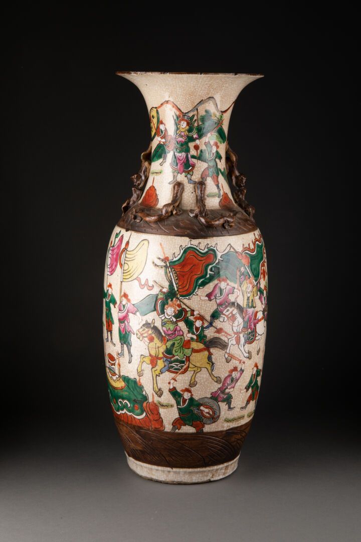 CHINE - Fin XIXe siècle 大花瓶，有战士的场景 
瓷器和多色珐琅器 
南京窑场 
H.58,5 cm