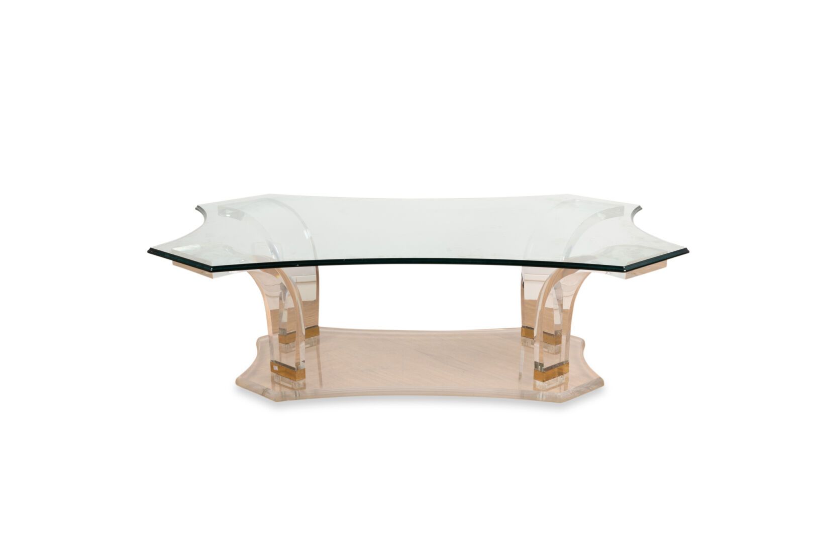 Maison ROMEO 八角形桌面的矮桌 
翻转的底座由一个交叉的顶部连接起来 
半透明的玻璃 
H.45厘米 - 宽142厘米 - 长102厘米 

预约出&hellip;