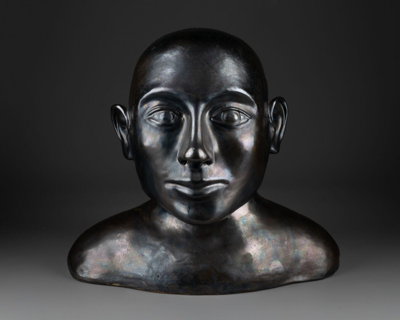 Travail du XXe siècle Busto de hombre 
Yeso con pátina metálica negra 
Firma en &hellip;