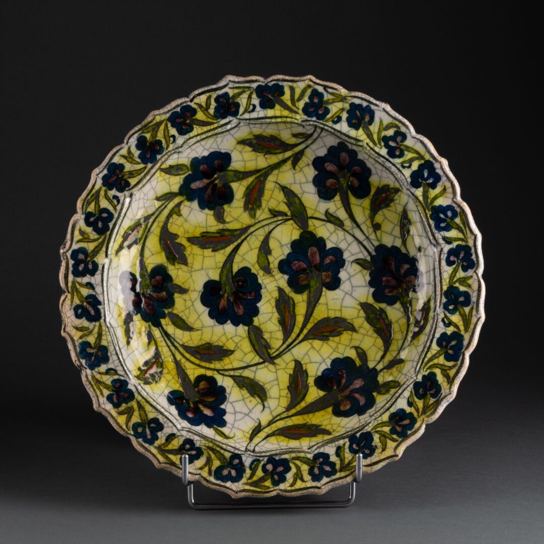 Edmond LACHENAL (1855-1948) 饰有花茎的叶子的PLAT 
在伊兹尼克陶瓷的味道中
釉面和裂纹陶瓷 
约1910年
H.6 cm - D&hellip;