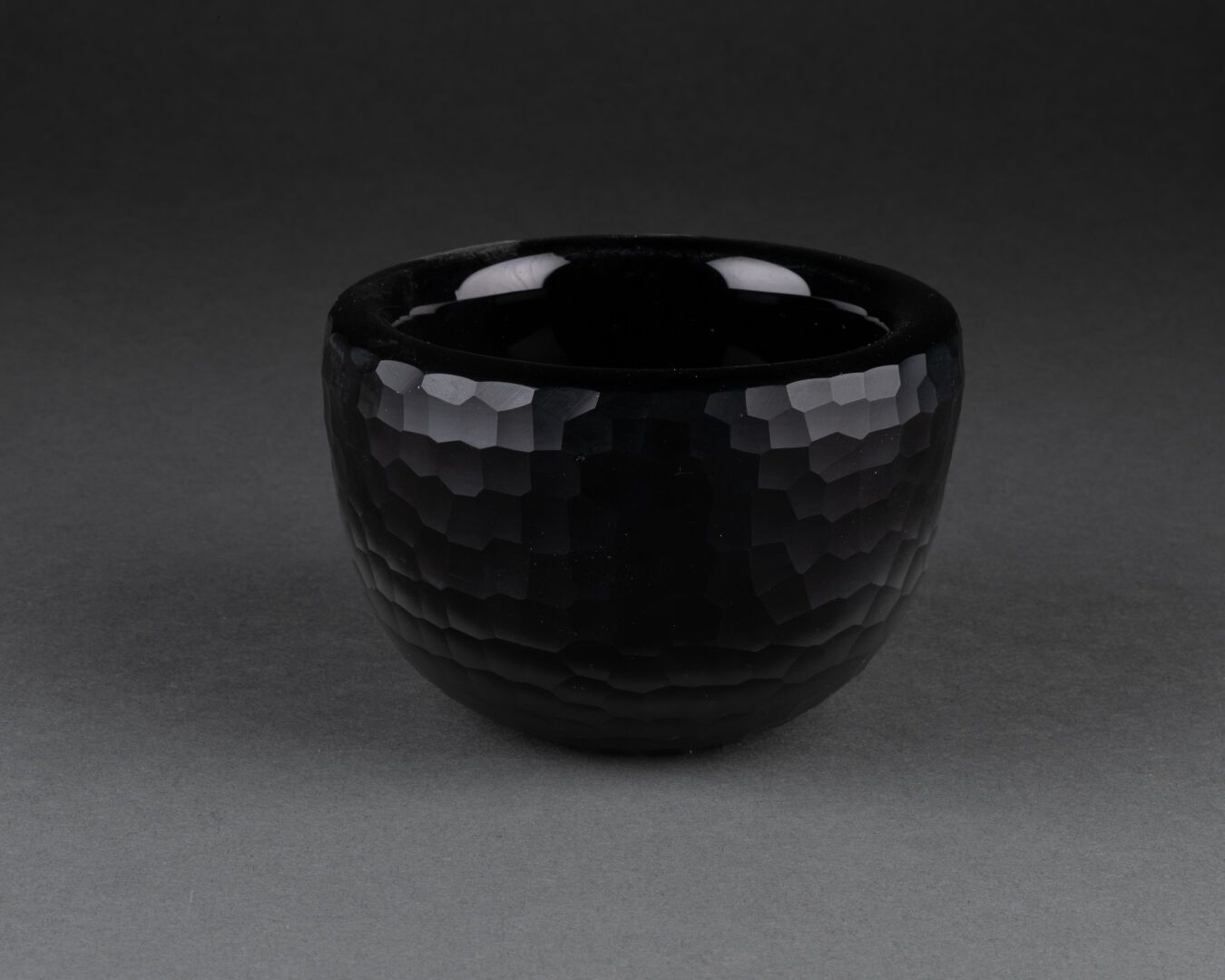 Null 球形口袋空空如也 
琢磨和部分黑色的有色玻璃 
H.7厘米。D. 11厘米
