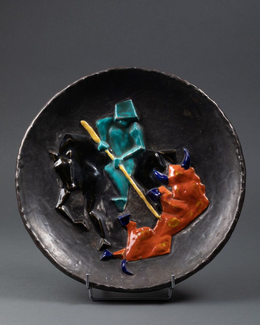 VALLAURIS, dans le goût de 圆形盘子，上面装饰着一个脚踏车 
多色釉陶器 
D. 36,5 cm