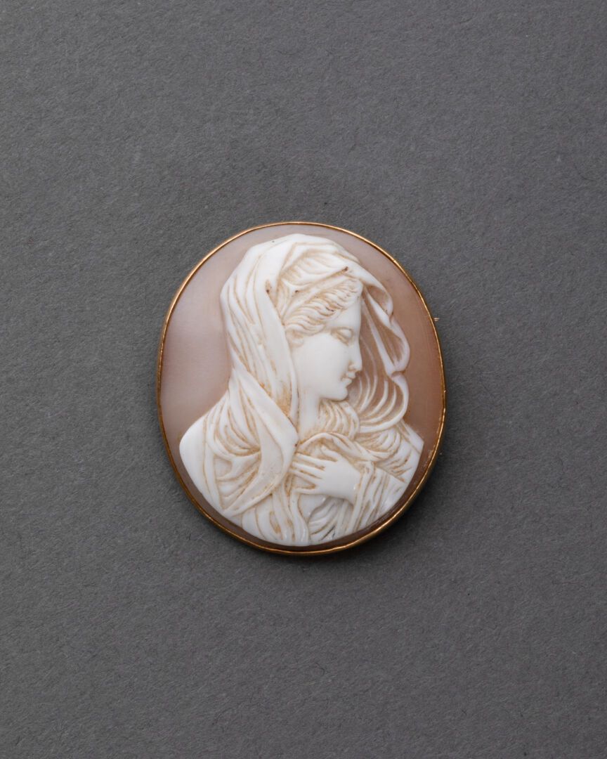 Null Cameo with a veiled woman 
Yellow gold mounting (?) 
End of the 19th centur&hellip;