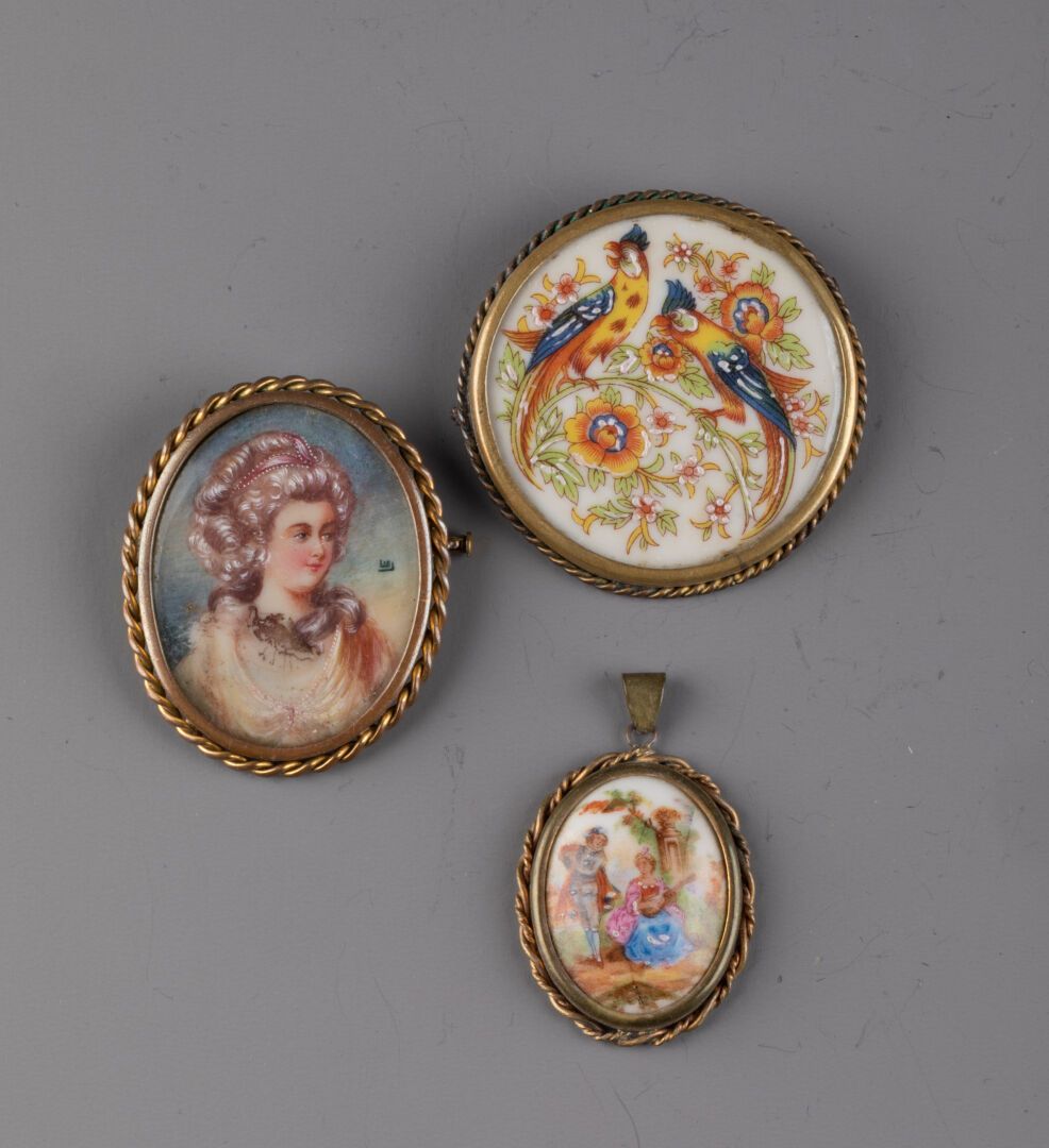Null Lot of 3 PENCILES and PENDANTS with birds, animated scene and portrait 
Ena&hellip;