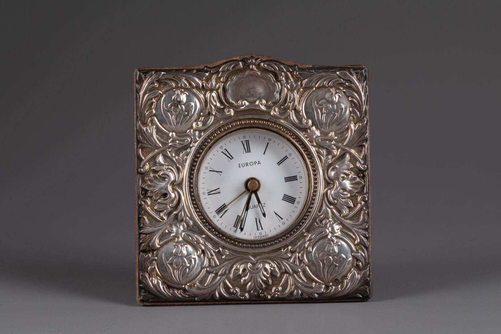EUROPA Piccolo orologio con decorazione floreale 
Il quadrante mostra le ore in &hellip;