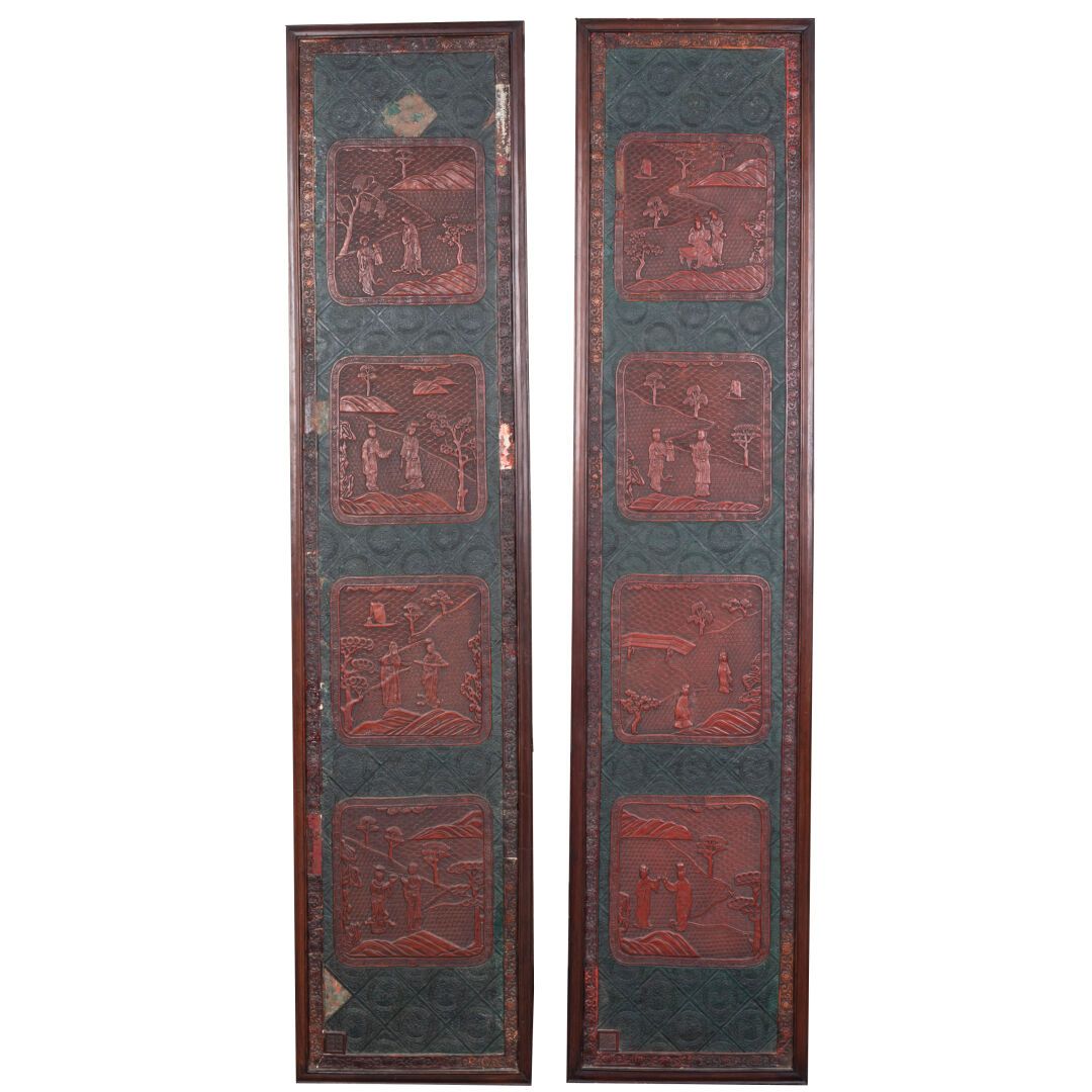 CHINE - Vers 1930 一对带有动画场景的壁板 
木板上的朱砂漆 
H.135 - L. 30.5厘米
损坏和缺失部分