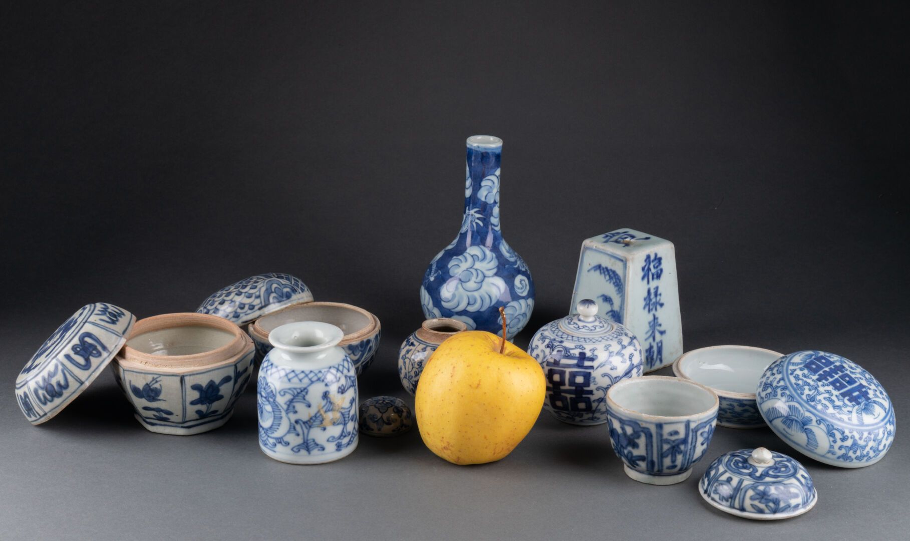 CHINE - XIXe et XXe siècle 拍品包括四个有盖的盒子，两个小的姜汁壶，一个酒杯，一个瓶形花瓶和一个花瓶。 
瓷器和蓝色釉下彩 
最大高度&hellip;