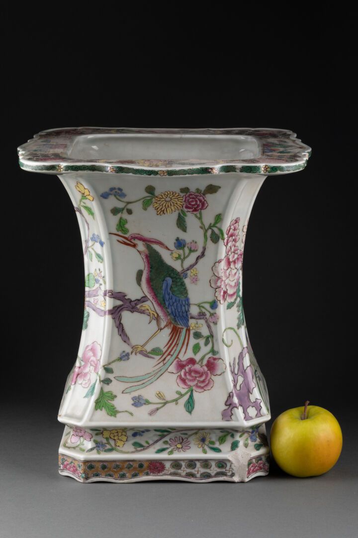 SAMSON - XIXe siècle 植被中的鸟儿的壶 
瓷器和多色珐琅彩 
H.31 cm - W. 29 cm