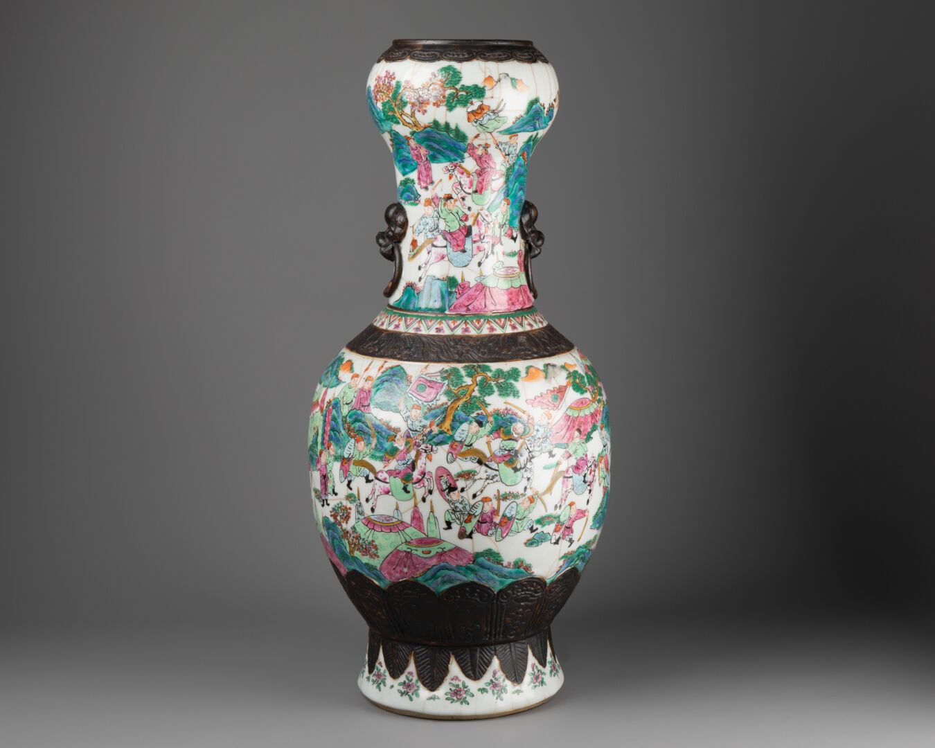 Null 勇士大花瓶 
瓷器和多色珐琅彩
南京窑
H.60厘米