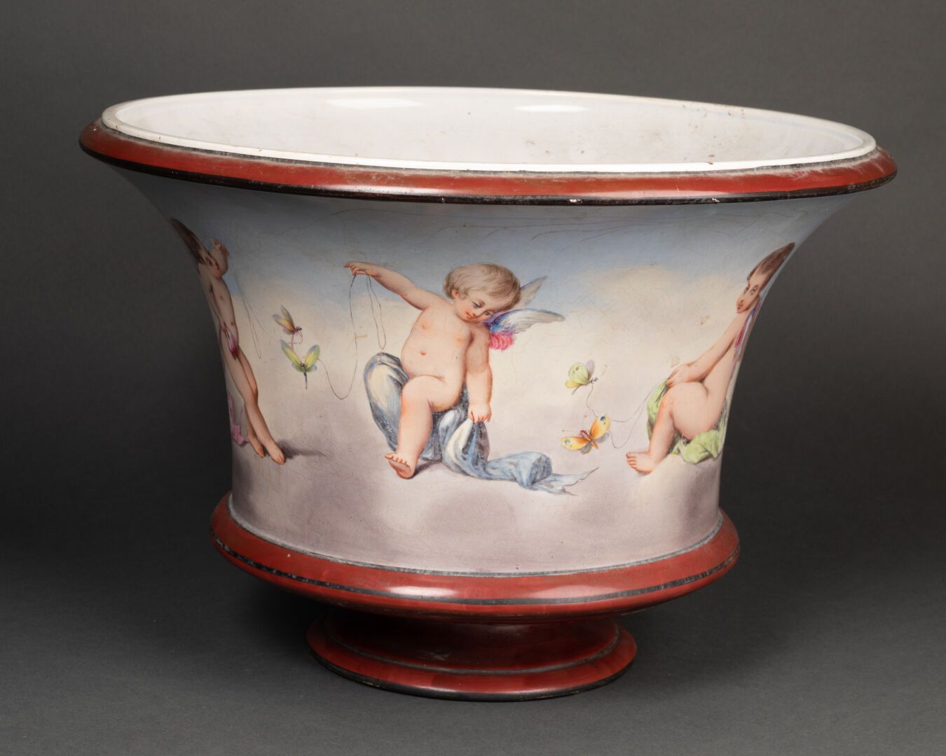 Null Ausladende Vase mit Putti-Dekor. 
Steingut, mehrfarbig glasiert 
Marke LM a&hellip;