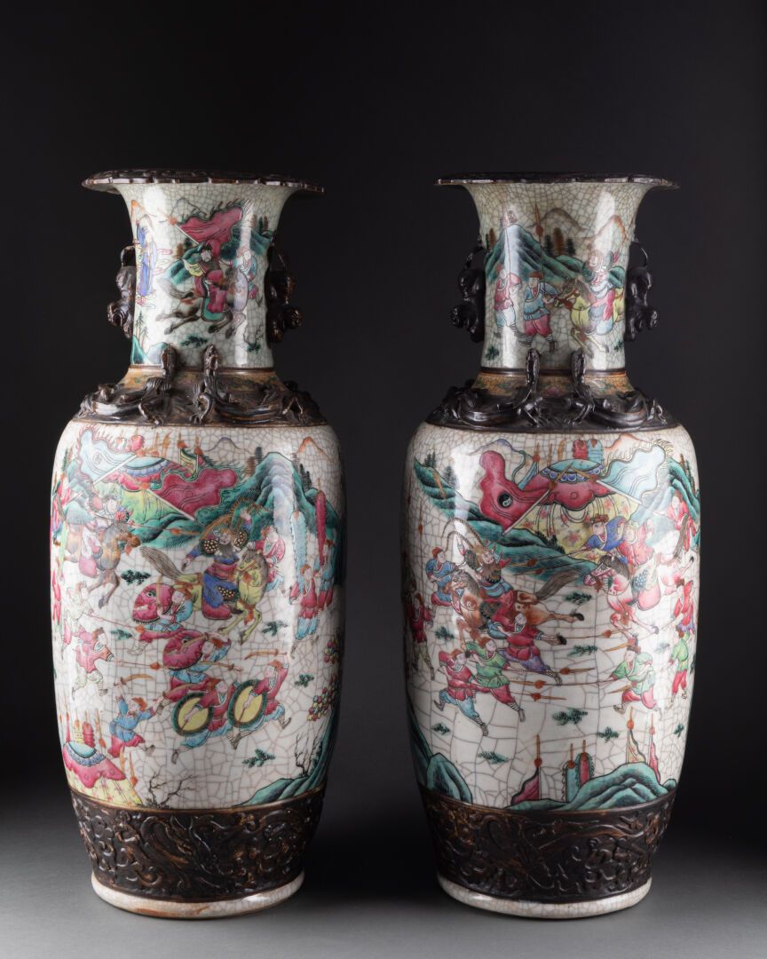 CHINE - Fin XIXe siècle 一对大型战斗装饰花瓶 
瓷器和多色珐琅彩 
南京窑
H.62厘米
一个缺颈，另一个已修复