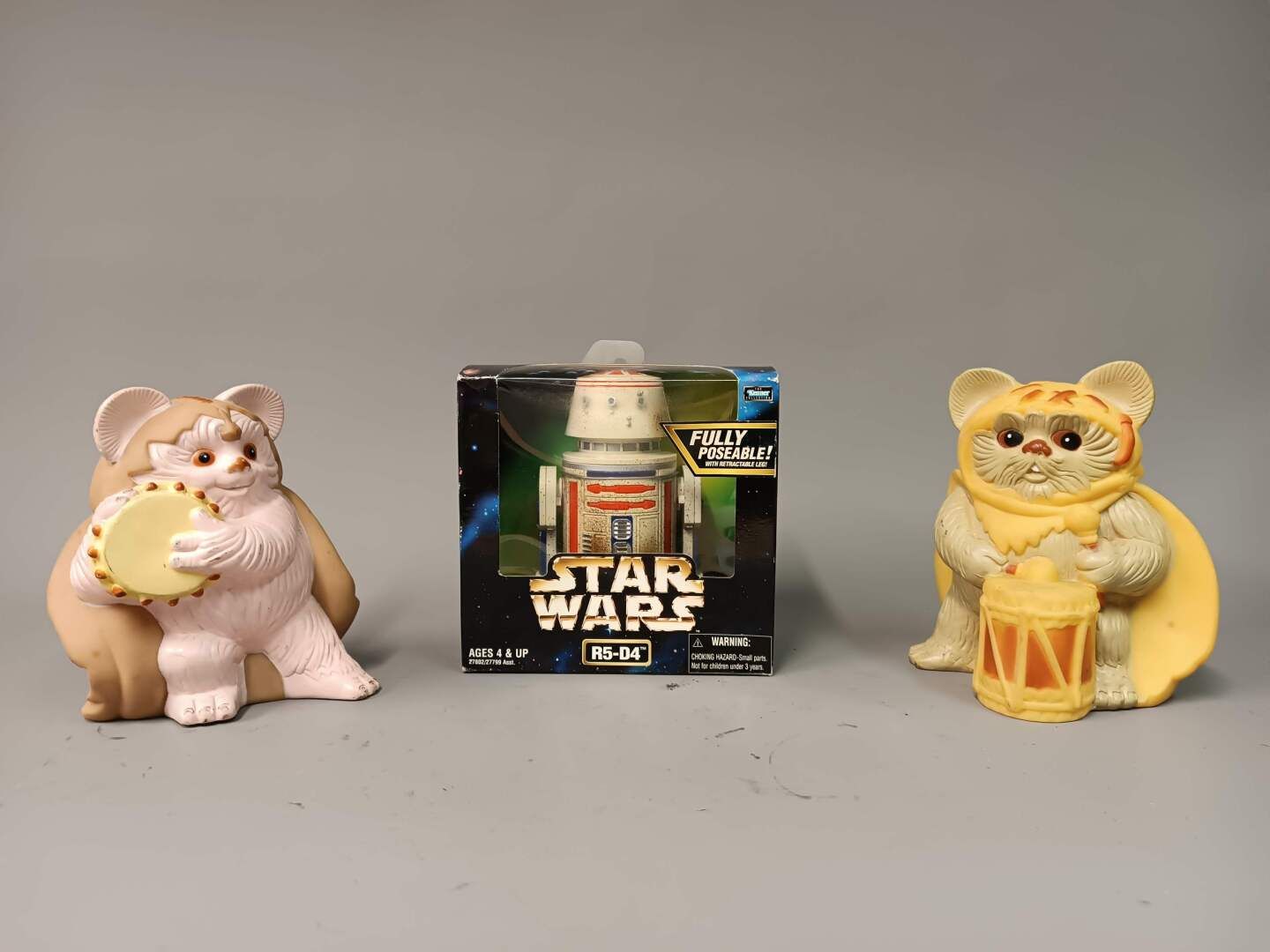 [STAR WARS] 一批3个玩具，包括: 
R5-D4，Kenner，盒装（破损）。 
2个Ewosk软塑料音乐家，1980年代，已磨损