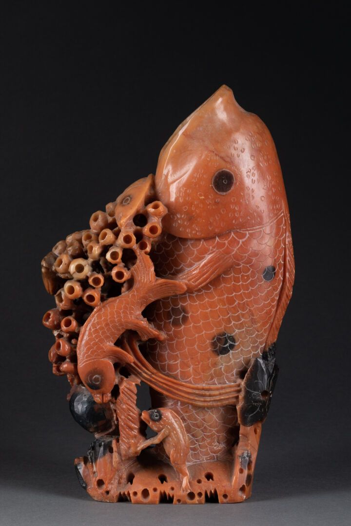 CHINE - XXe siècle 鱼形的花瓶 
雕刻和刻字的猪油石 
H.25 cm - L. 15,5 cm 
轻微磨损和撕裂