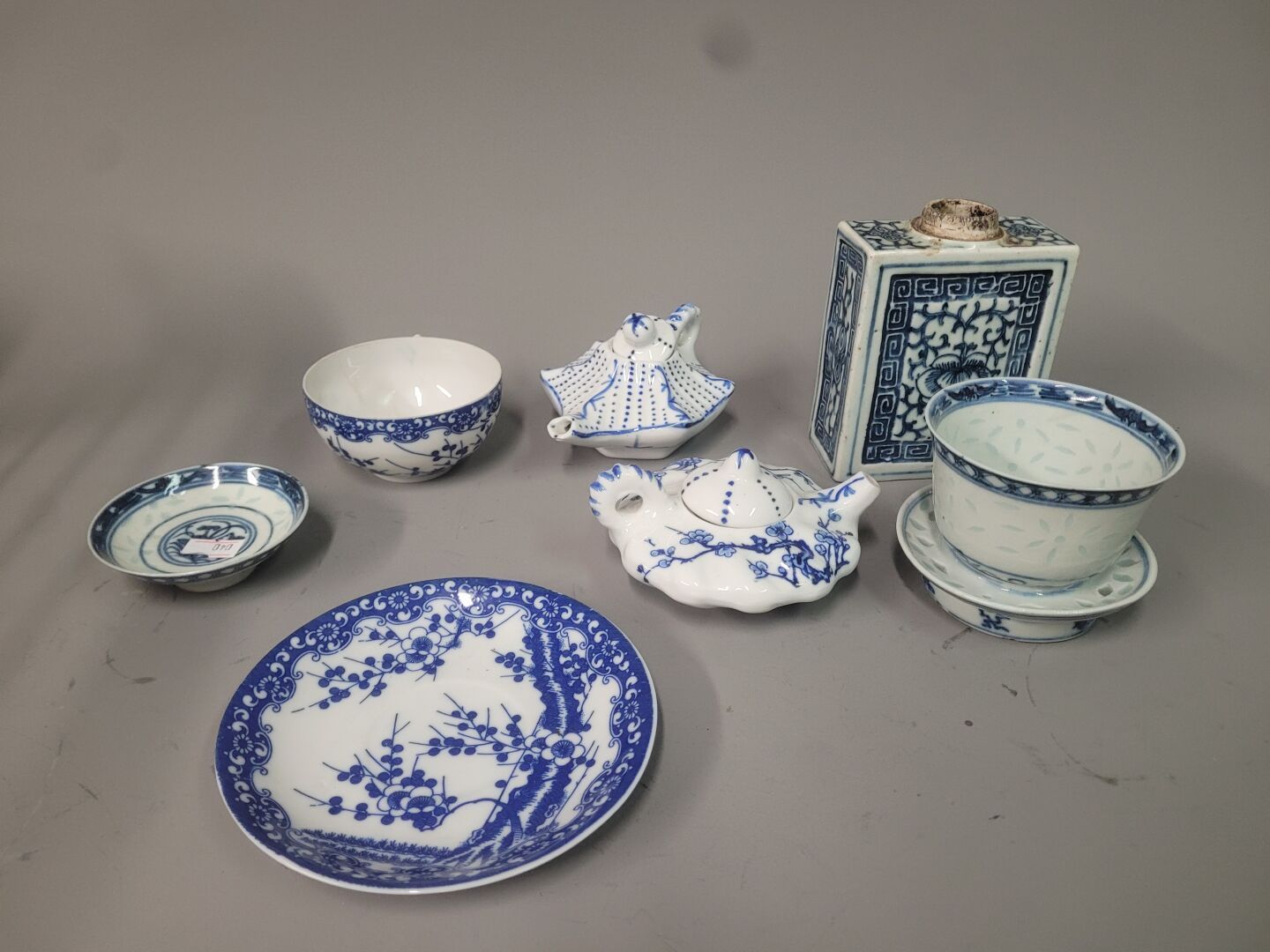 CHINE - XIXème et XXème siècle 拍品包括:
一个茶盒，一个有盖的索尔贝特，两个茶壶。整体有花卉装饰 
高达12厘米
缺少一个塞子 &hellip;