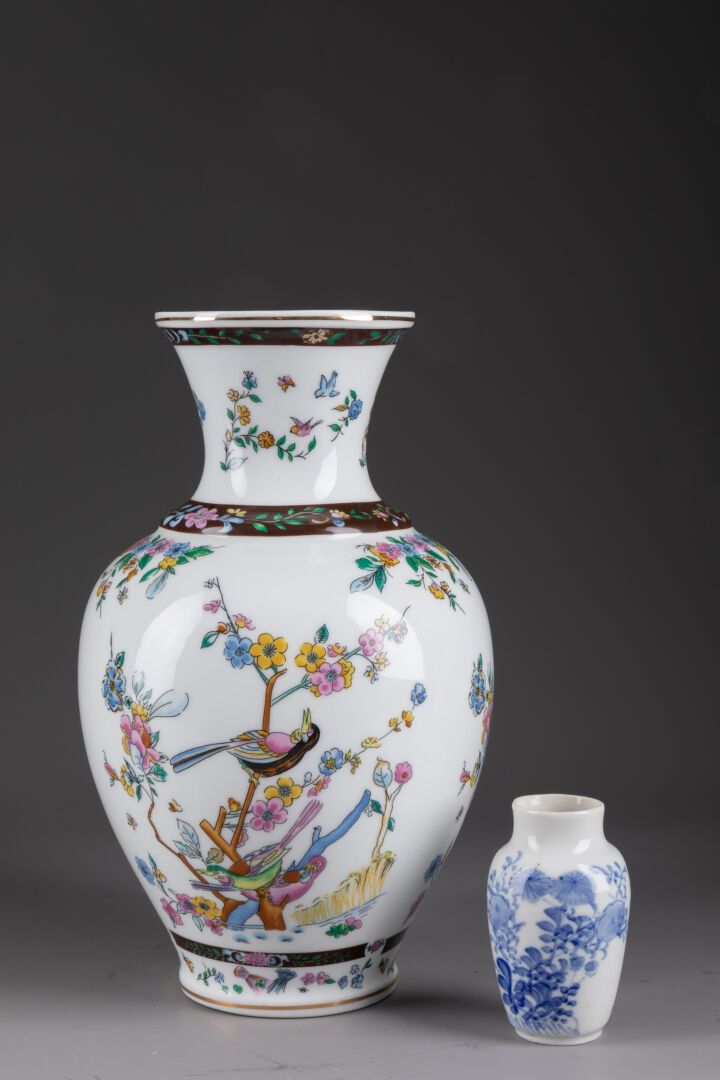 Null Lot including: 
A Chinese style vase in modern Spanish porcelain. H. 26 cm.&hellip;