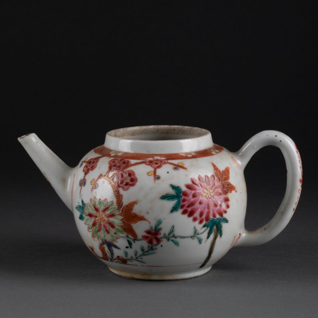 CHINE - Epoque QIANLONG (1735-1796) 菊花装饰的剧院 
瓷器和粉彩家族的珐琅器 
H.8,5 cm - W. 18,5 cm &hellip;