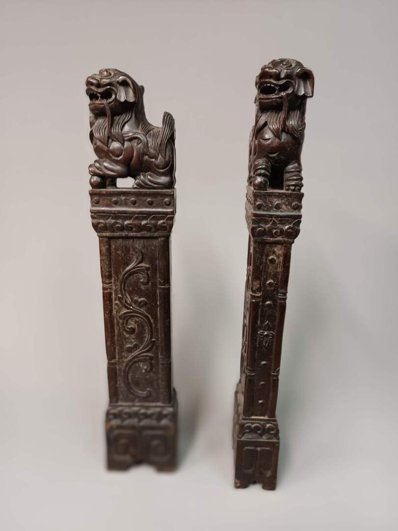 CHINE - XIXe siècle Deux éléments de mobilier sommé de chiens de Fô 
Bois sculpt&hellip;