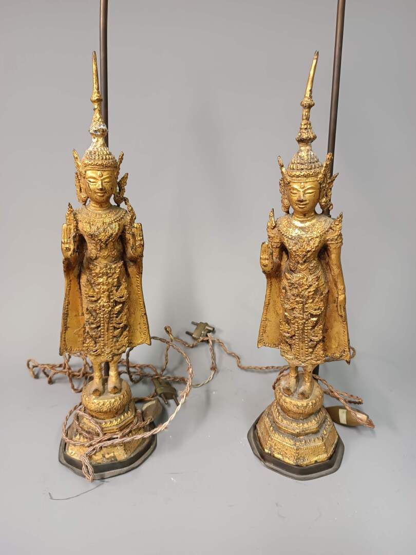 THAILANDE - XXème siècle 两个主体站在一个基座上。
镀金合金，有两个可以形成灯具的支架
H.38.5厘米