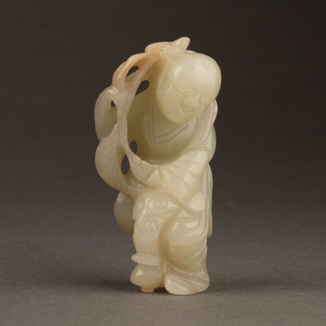 CHINE - XIXe siècle Small character 
Light celadon jade, carved and incised 
H. &hellip;