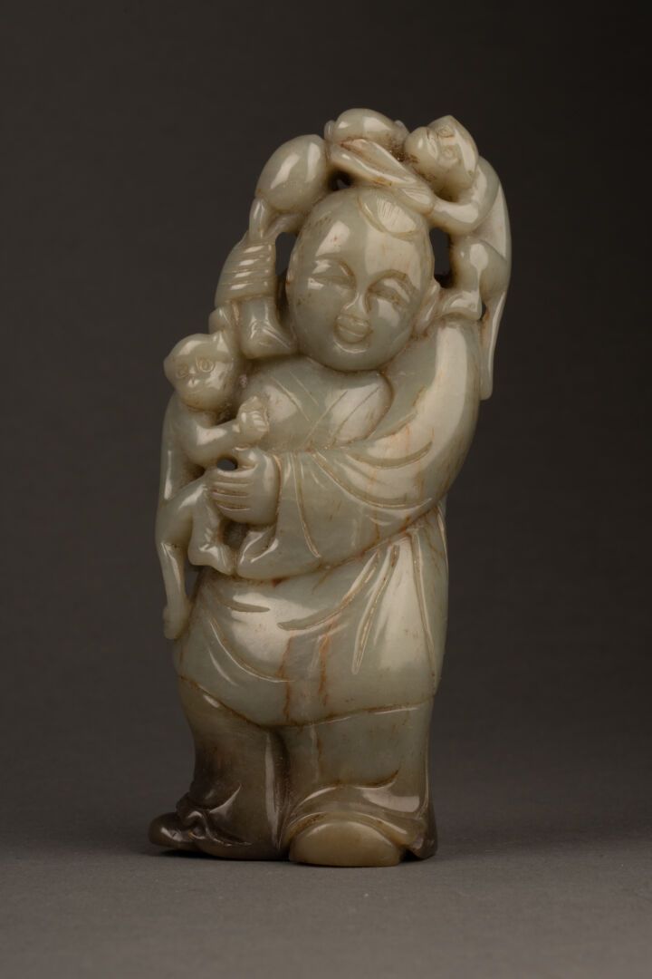 CHINE - XIXe ou XXe siècle 两只猴子顶着的站立人物
雕刻的翡翠 
H.14厘米