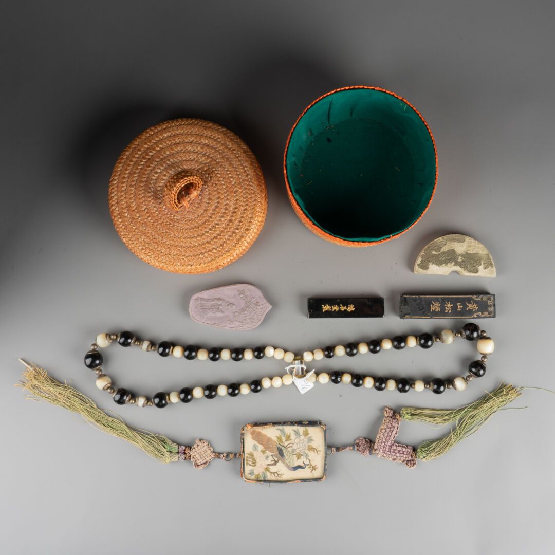 CHINE - XXe siècle Lot including NECKLACE, PENDANT and INK STONES