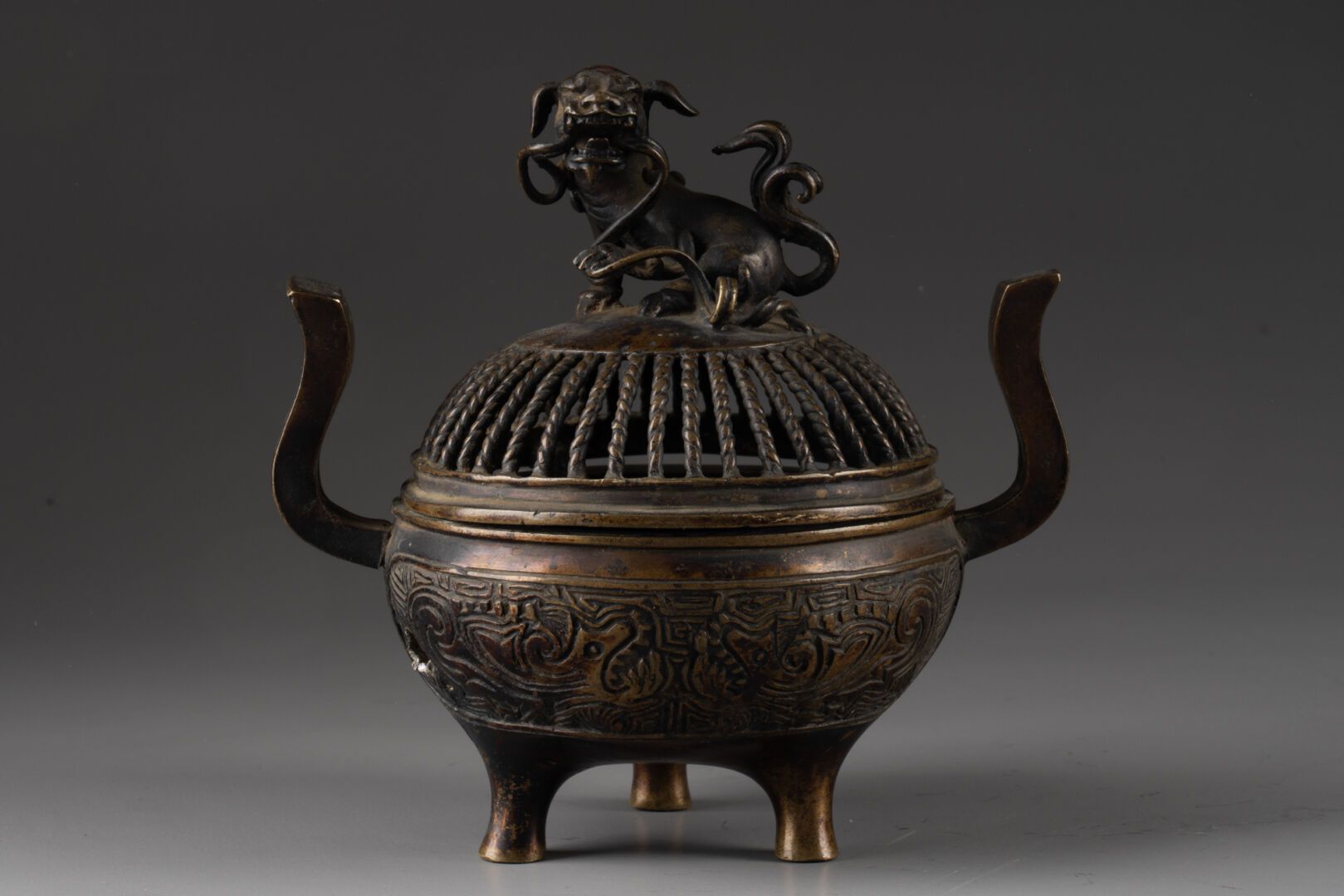 CHINE - Vers 1900 Pequeño candelabro trípode con dos asas y decoración arcaica. &hellip;