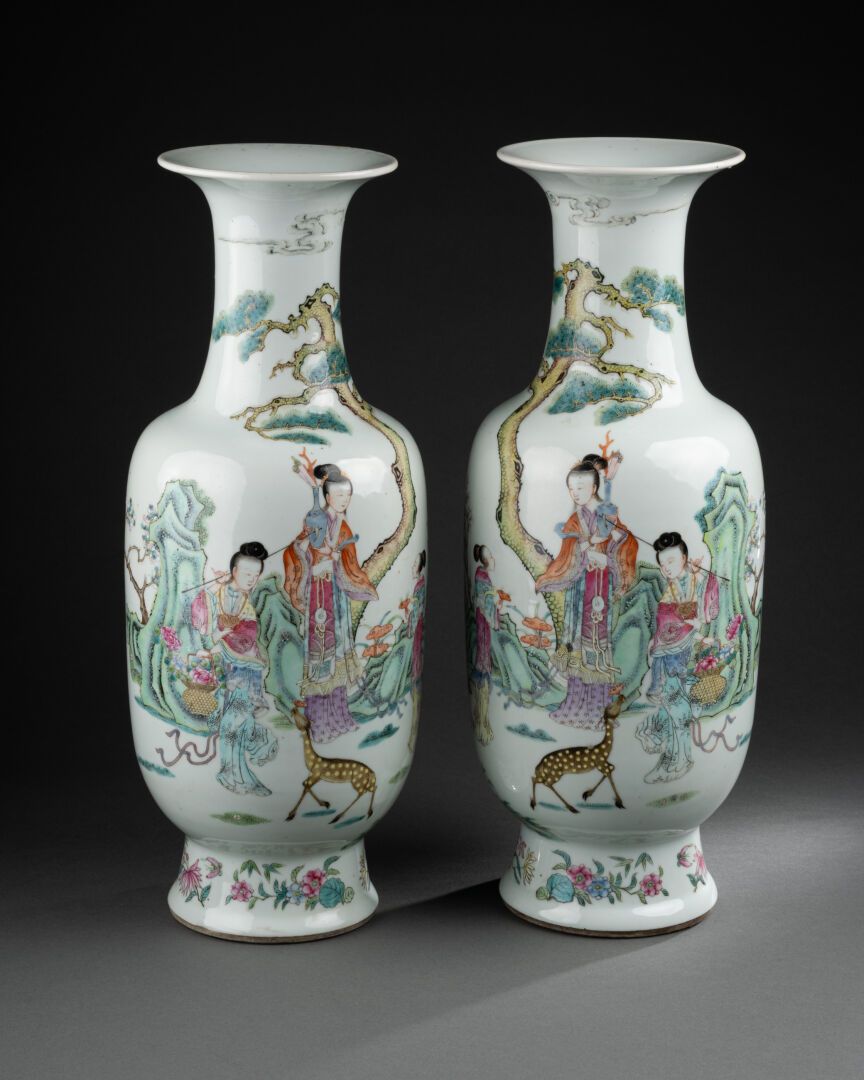 CHINE - XIXe siècle Paire de VASES à décor de scènes animées 
Porcelaine et émau&hellip;