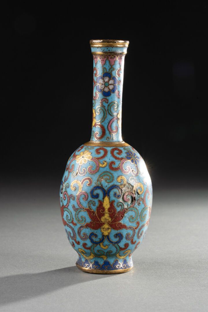 CHINE - Epoque QIANLONG (1736-1795) Petit VASE de forme bouteille à col tubulair&hellip;
