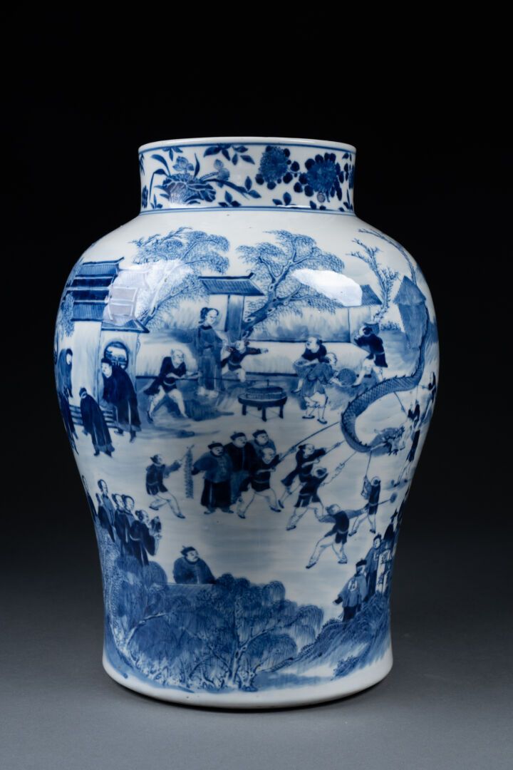 CHINE - XIXème siècle 装饰有生动山水的 POT 
瓷与青釉 
开光四字款 
H.35.5 厘米