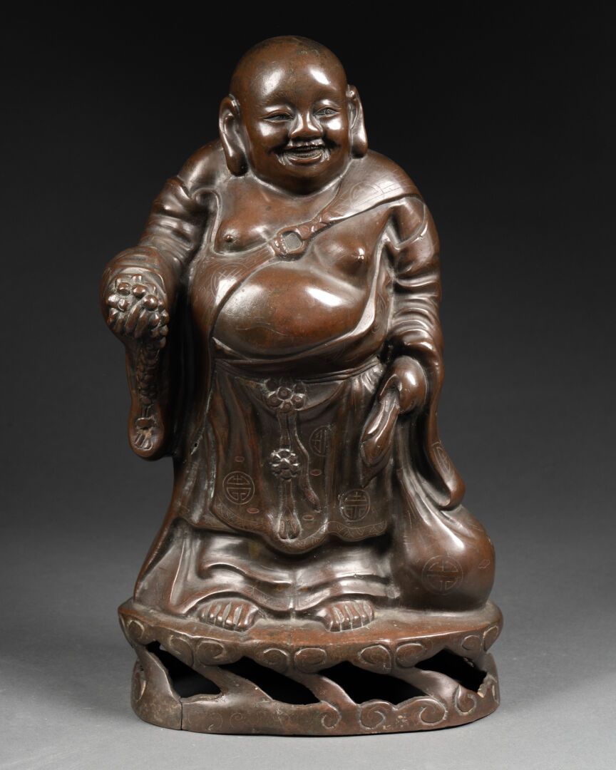 CHINE - XIXème siècle BUDAI en position debout
Bronze niellé et patiné
H. 38 cm