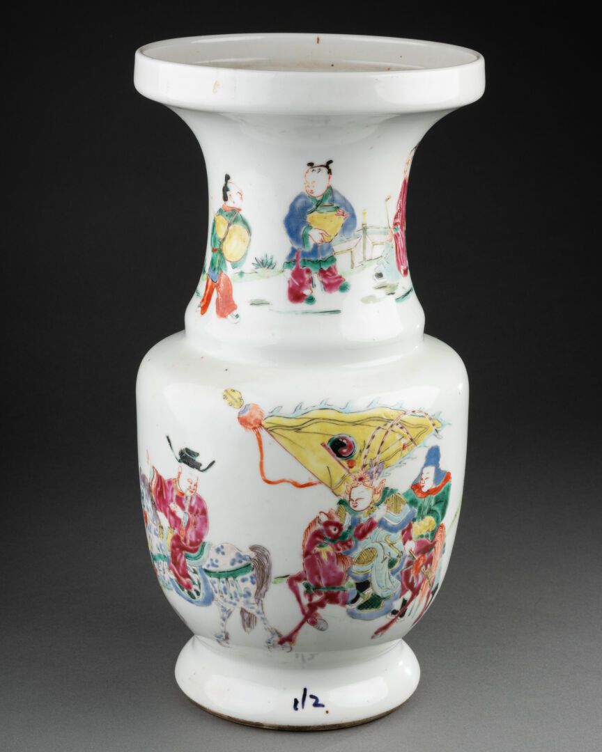 CHINE - Époque Yongzheng (1722-1736) 饰有两幅政要图案的尖顶花瓶
瓷器和粉彩珐琅 
H.36.5 厘米 
瓶身约 14 厘米&hellip;
