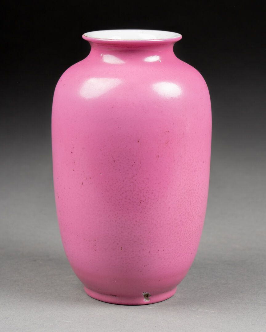 CHINE - XXème siècle Jarrón pequeño 
Porcelana rosa bajo vidriado 
H. 17 cm 
Def&hellip;