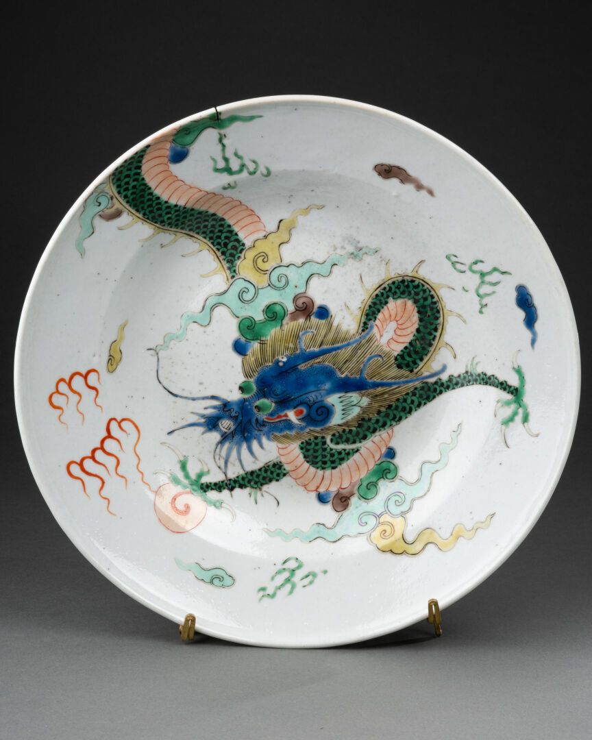 CHINE - Epoque Kangxi (1662 - 1722) ASSIETTE creuse à décor d'un dragon poursuiv&hellip;