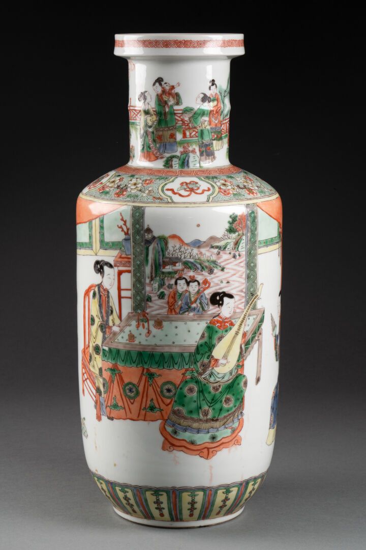 CHINE - XIXe siècle VASE rouleau à décor de scènes de palais
Porcelaine et émaux&hellip;