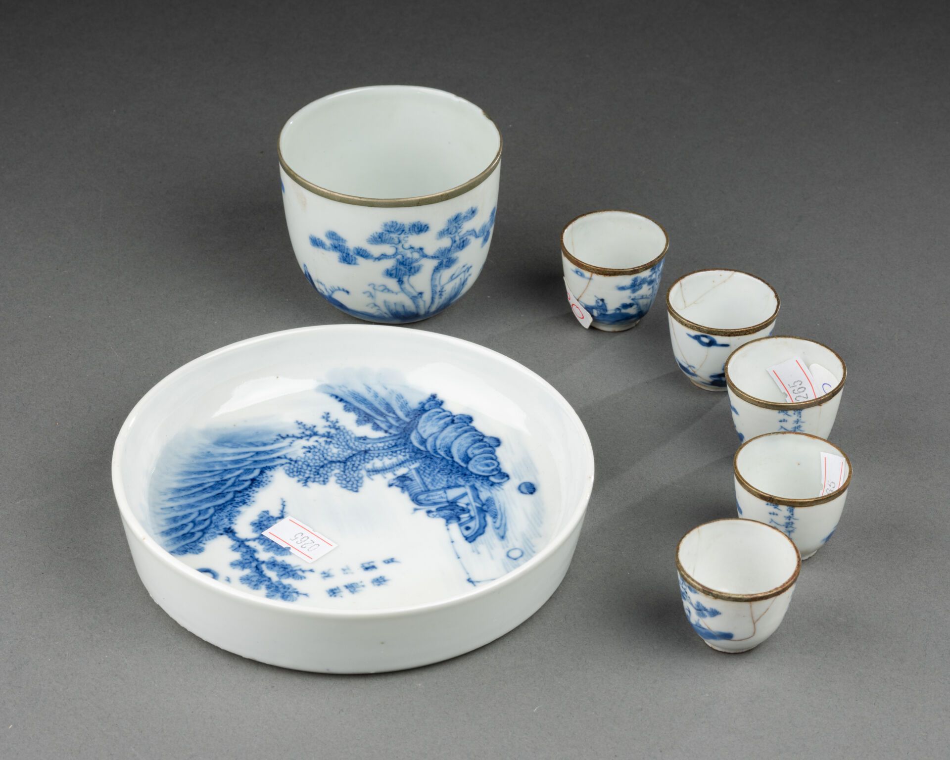 CHINE pour le VIETNAM - XIXème siècle 茶具，包括一个杯子、五个小碗和一个大碗，碗上装饰有山水中的渔夫图案 
惠蓝 "瓷器，&hellip;