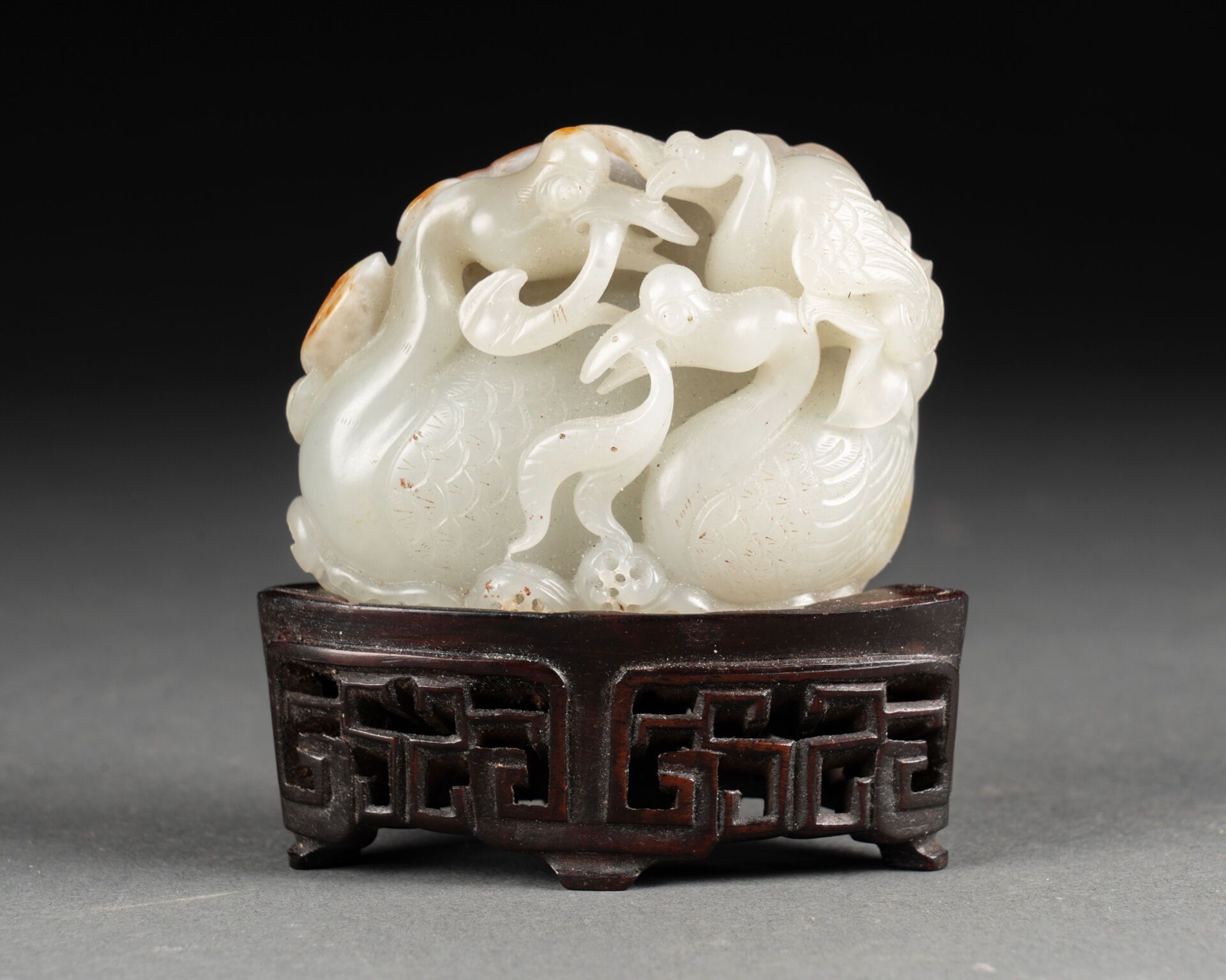 CHINE - XIXème siècle Objeto con dos patos comiendo algas 
Jade tallado con tono&hellip;