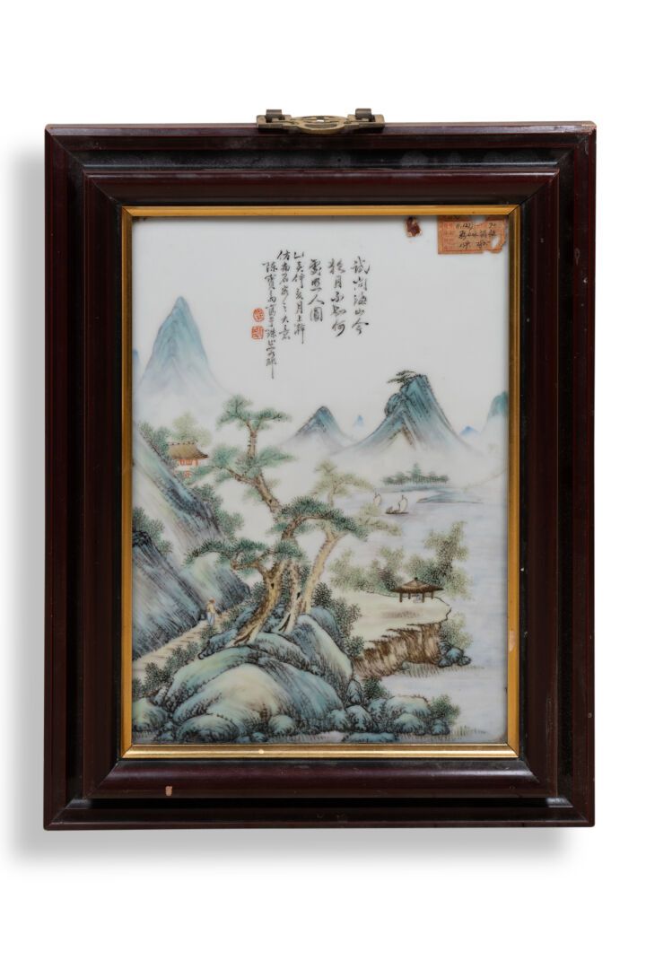 CHINE - XIXème siècle 装饰山水的浮雕 
瓷器和多色珐琅彩，模制框架 
29.5 x 20.5 厘米（视图）

我们无法保证镜框下瓷器的状况&hellip;