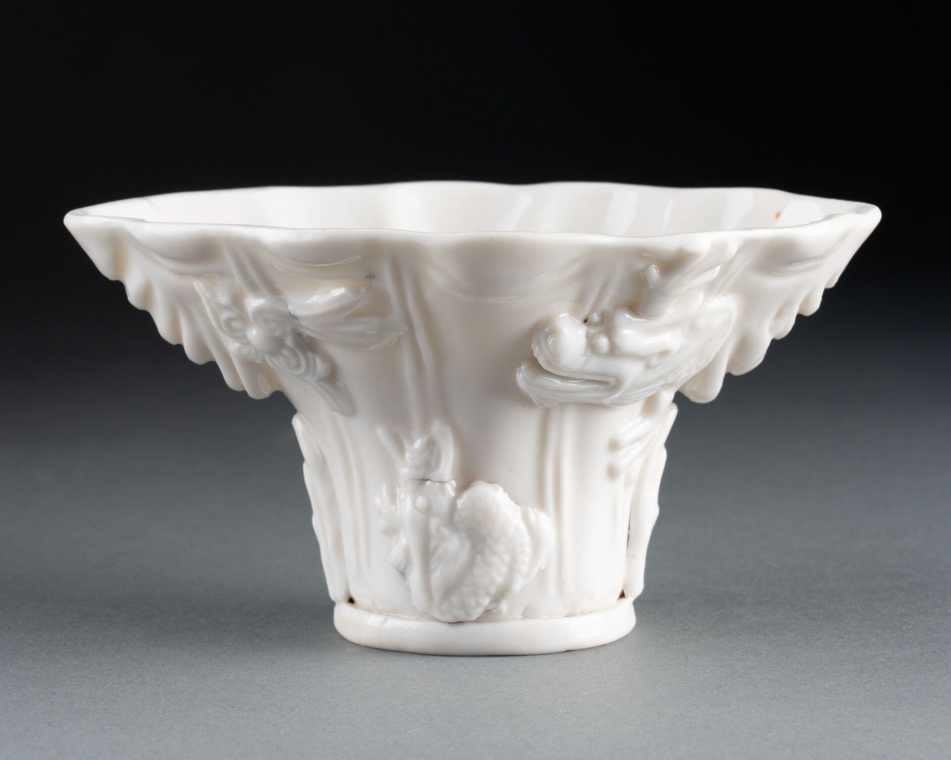 CHINE - Époque Kangxi (1662-1722) LIBATORY BOWL. Polylobed lip and body decorate&hellip;