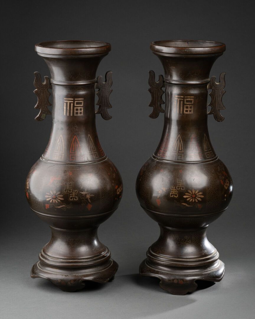VIETNAM - Vers 1900 一对饰有花卉、寿字和蕉叶图案的花瓶
青铜，釉面和镀镍 
H.38.5 厘米 
小划痕