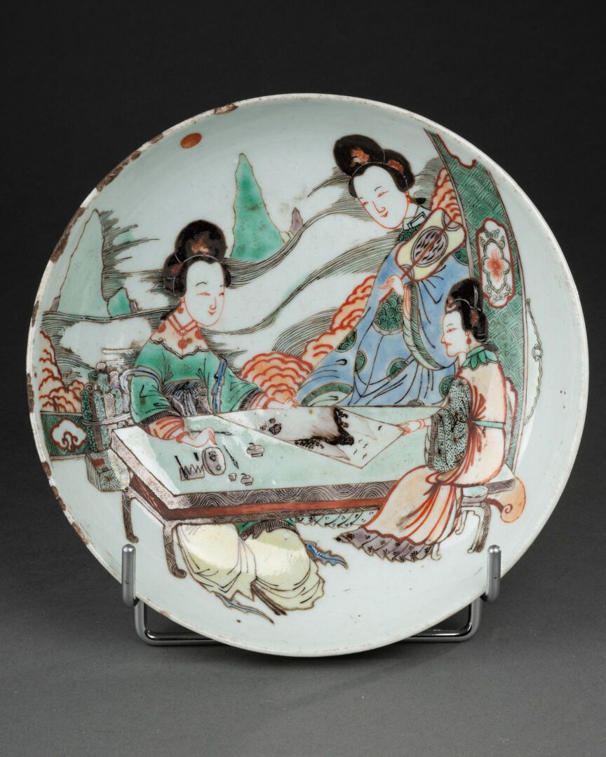 CHINE - Epoque Kangxi (1662 - 1722) ASSIETTE creuse à décors de trois femmes dan&hellip;