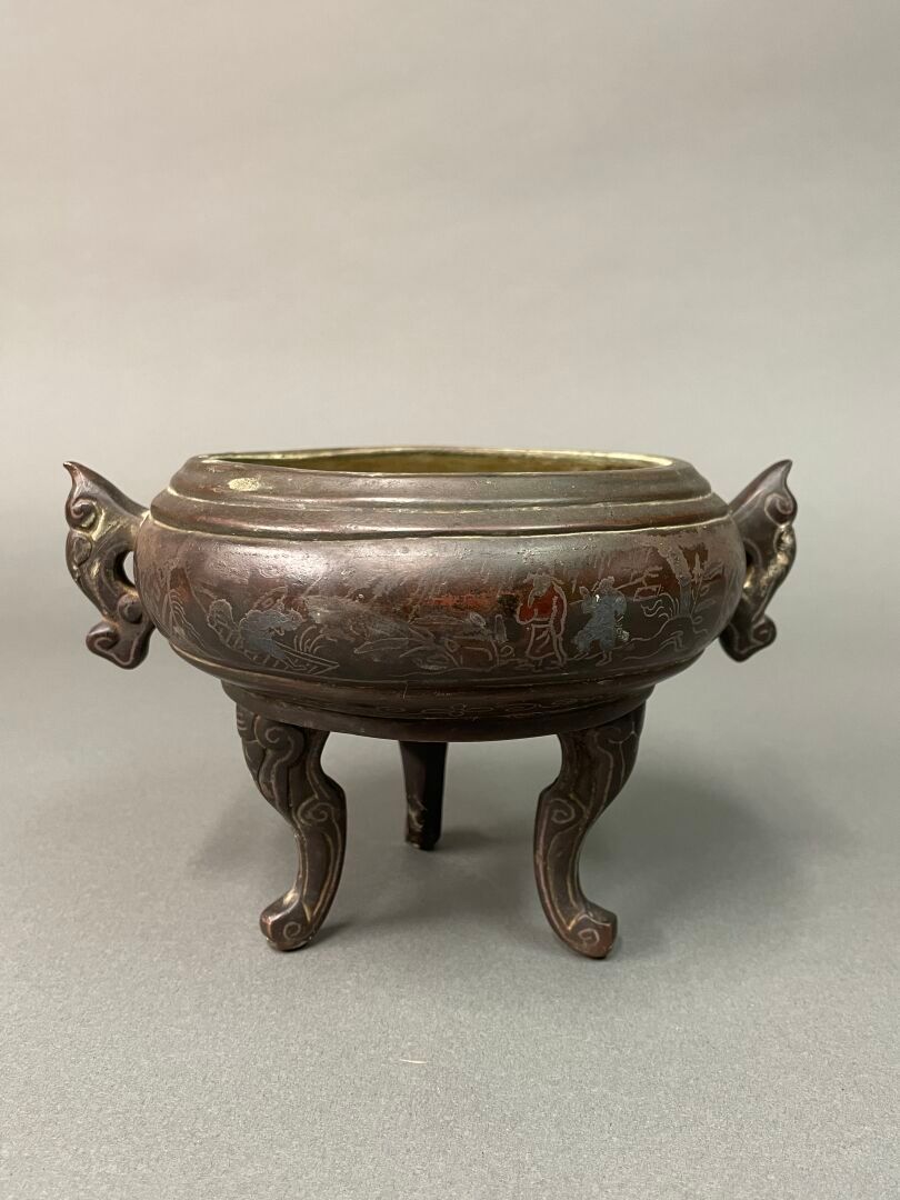 VIETNAM - Vers 1900 Tripod perfume burner decorated with palace scenes 
Bronze 
&hellip;