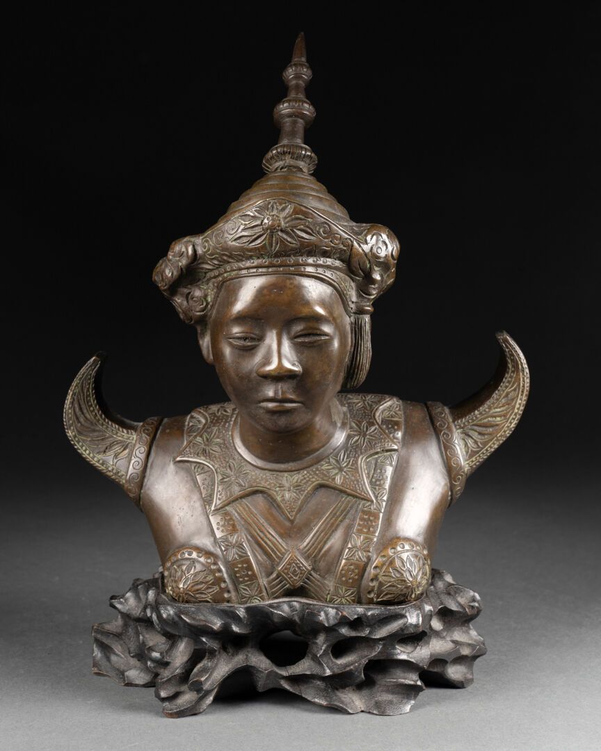 SIAM - XIXème siècle ADORANT en buste
Sujet en bronze patiné 
H. 27 cm (hors soc&hellip;