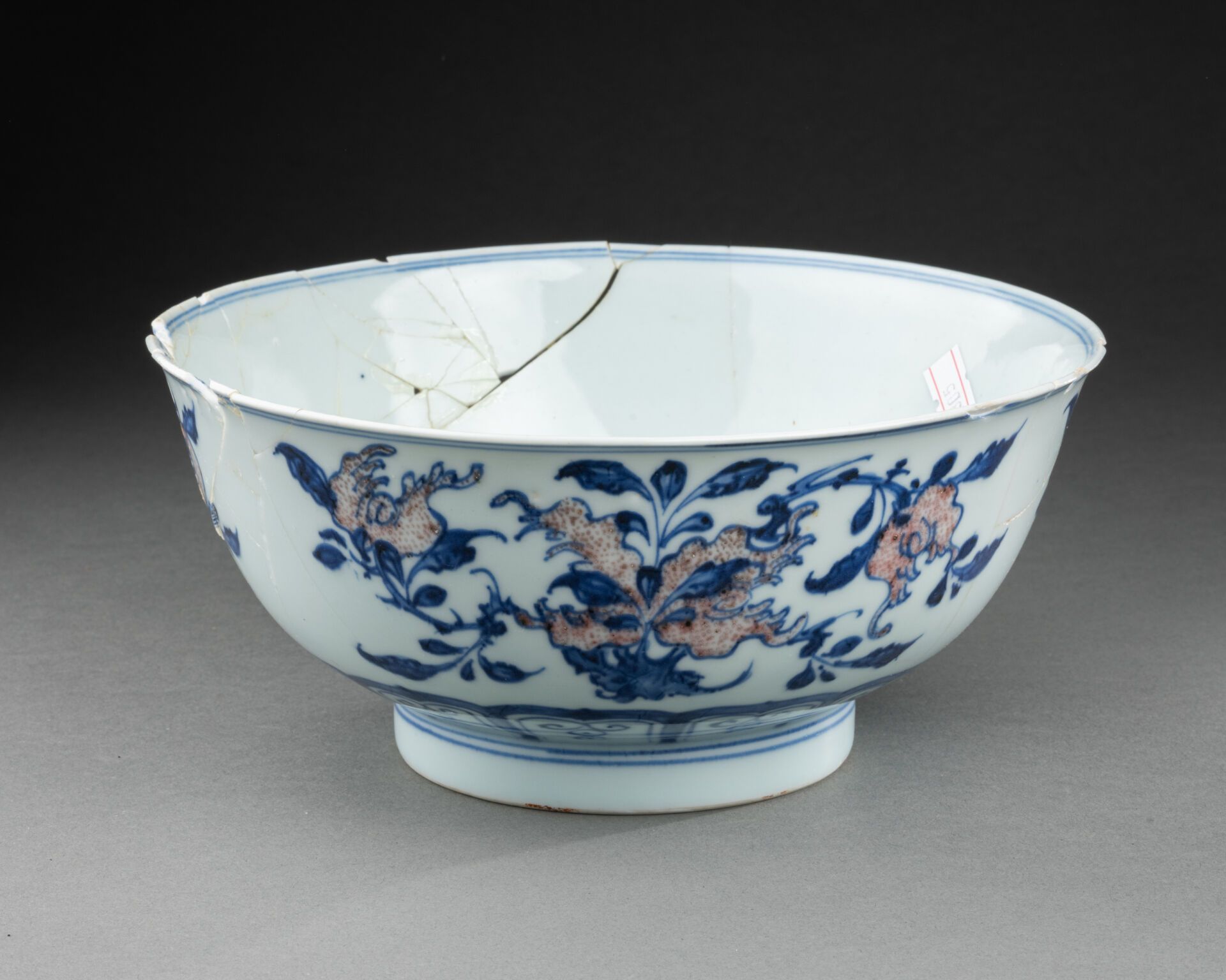 CHINE - Vers 1700 Large BOL à décor de fleurs 
Porcelaine, rouge de cuivre et bl&hellip;