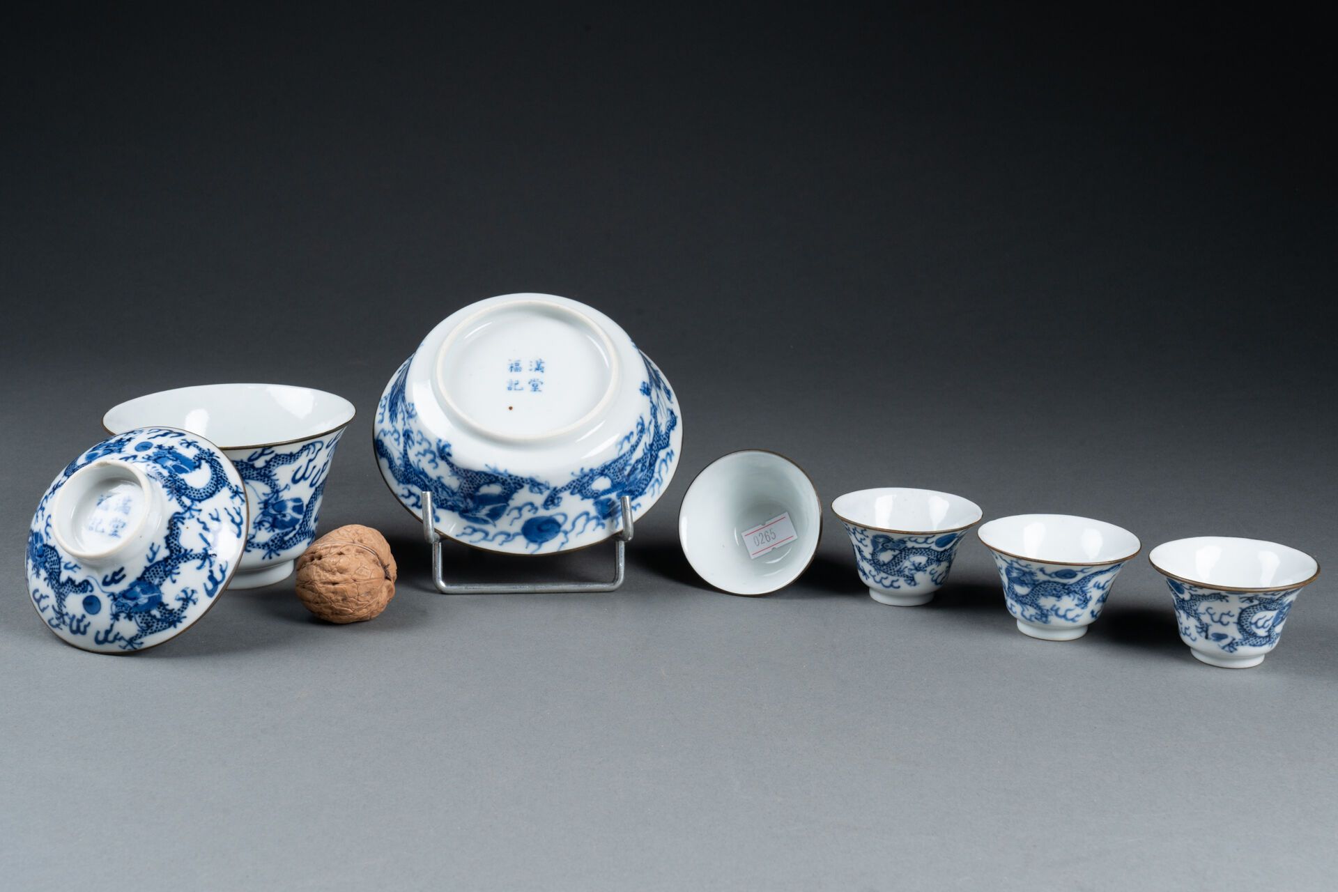 CHINE pour le VIETNAM - XIXe siècle 茶具，包括一个有盖的索贝、一个胭脂鱼和四个饰有龙追逐圣珠的钮 
惠蓝 "瓷器，金属框架 &hellip;