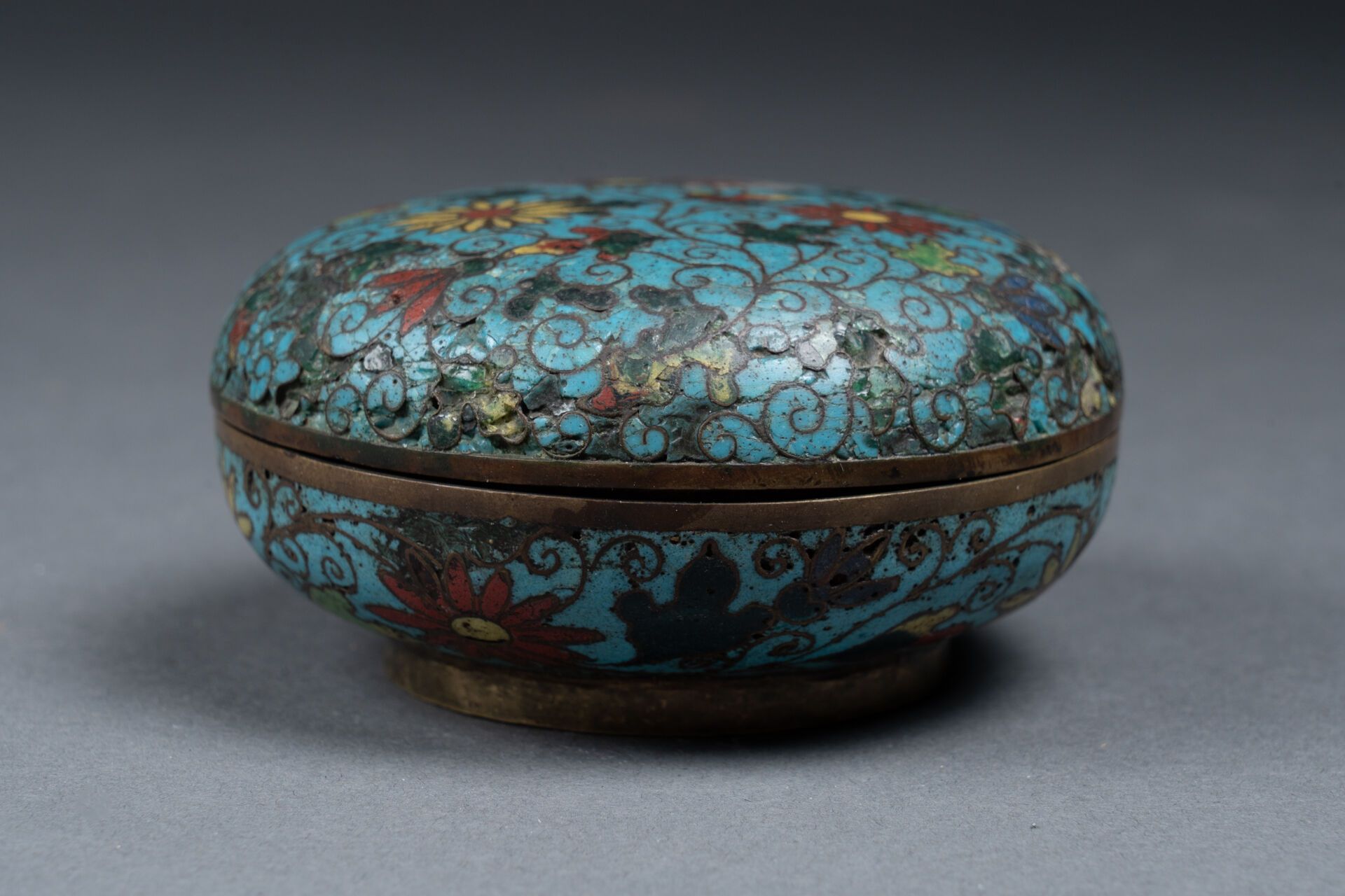 CHINE - XVIIIe siècle 有盖透视盒，饰有造型花朵和叶子 
镀金铜胎掐丝珐琅 
H.4.5 厘米 - 9 厘米 
珐琅碎片、磨损和氧化痕迹