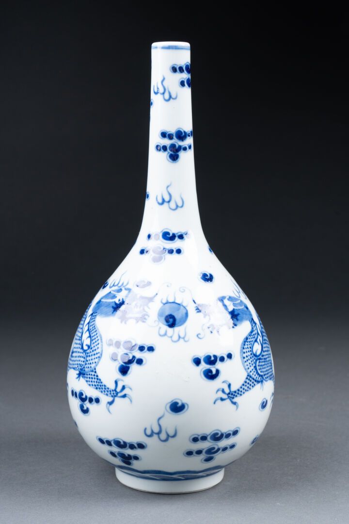 CHINE pour le VIETNAM - XIXe siècle VASE bouteille à décor de deux dragons affro&hellip;